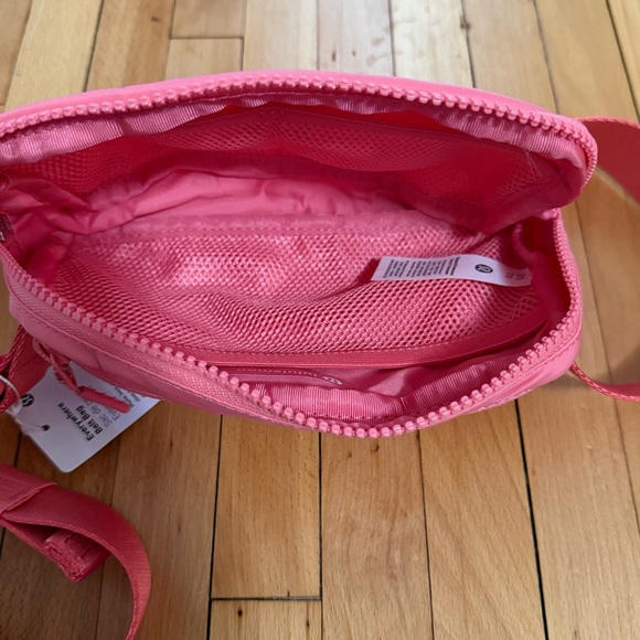 lululemon athletica Vibrant Pink Belt Bag Crossbody Bag NWT - Picture 3 of 5